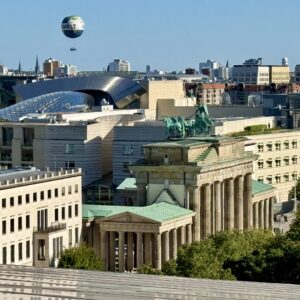 Puerta de Brandemburgo vista desde la terraza del Reichstag, con la Embajada de Estados Unidos al fondo