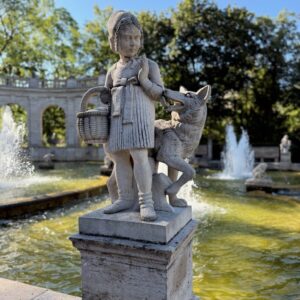 Caperucita y el lobo en la Fuente de los cuentos de hadas del Volkspark Friedrichshain