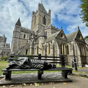Estatua de "Jesus the Homeless", junto a la Christ Church Cathedral