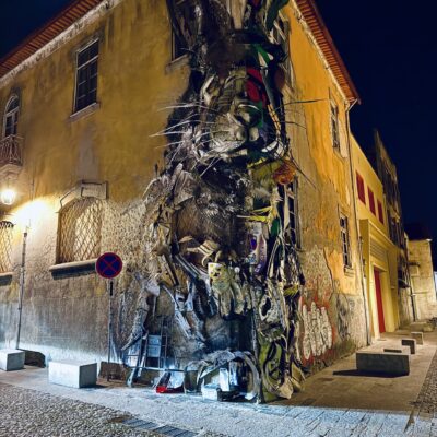 "Conejo Half Rabbit", de Bordalo II, en la Rua de Miguel Bombarda